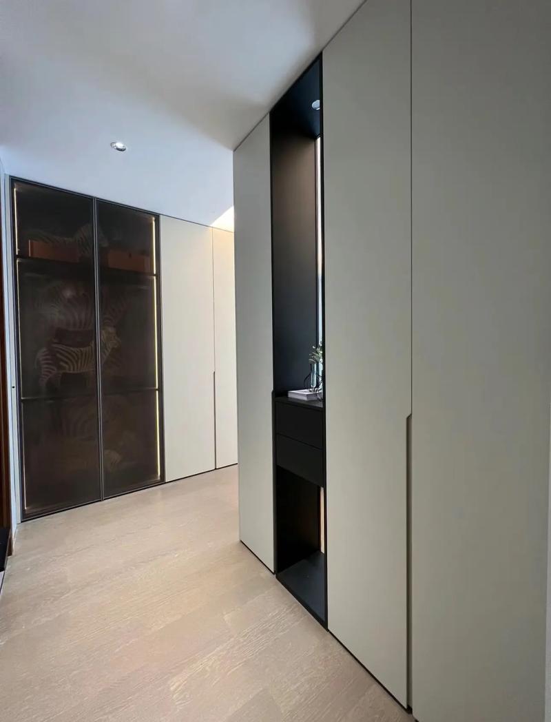 主臥衛(wèi)生間正對(duì)床頭.玻璃隔斷床尾衣柜.創(chuàng)新的臥室設(shè)計(jì),床頭